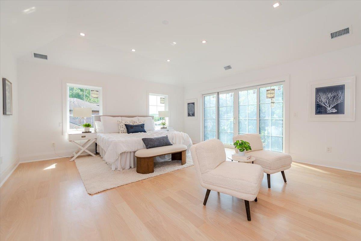 34 Woodland Place, Great Neck, NY 11021