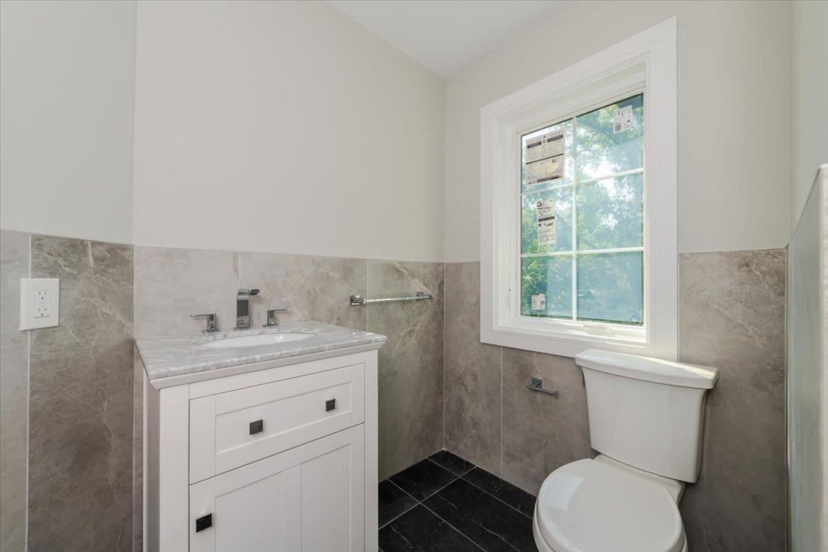 34 Woodland Place, Great Neck, NY 11021