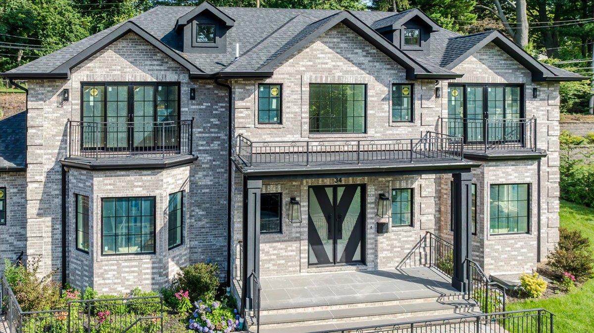 34 Woodland Place, Great Neck, NY 11021