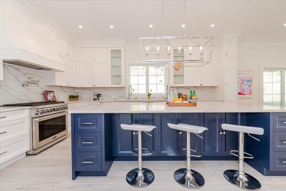 34 Woodland Place, Great Neck, NY 11021