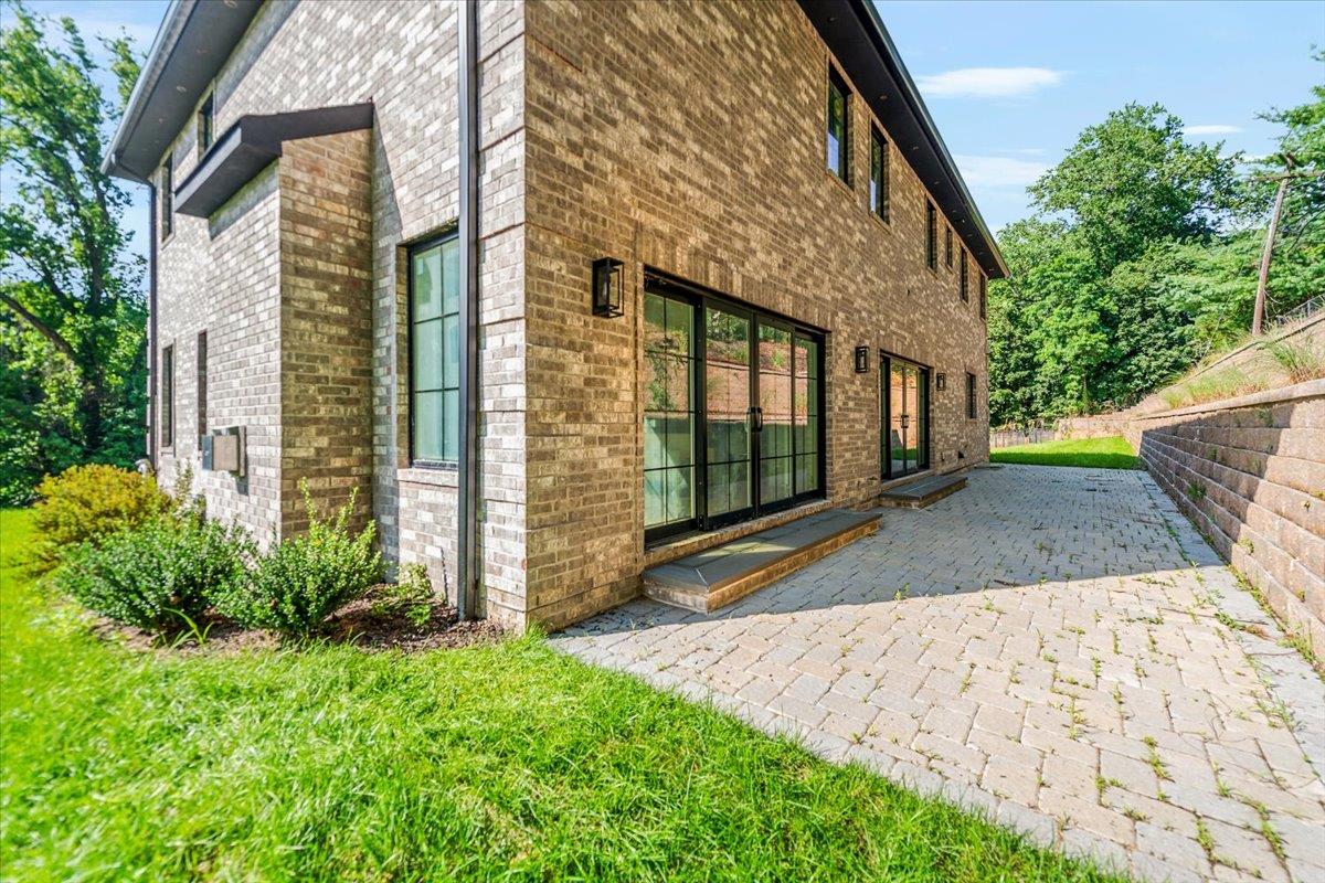 34 Woodland Place, Great Neck, NY 11021