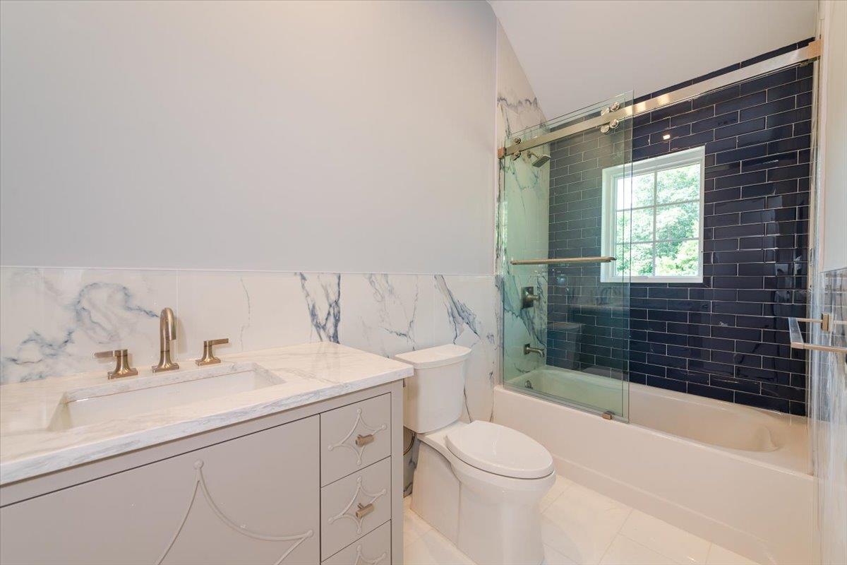 34 Woodland Place, Great Neck, NY 11021