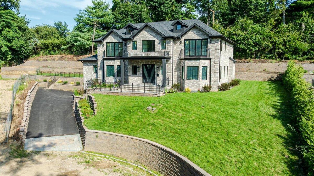 34 Woodland Place, Great Neck, NY 11021