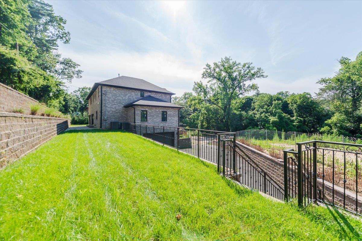 34 Woodland Place, Great Neck, NY 11021