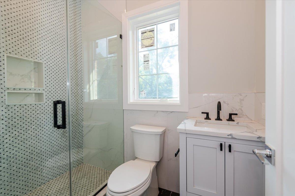 34 Woodland Place, Great Neck, NY 11021