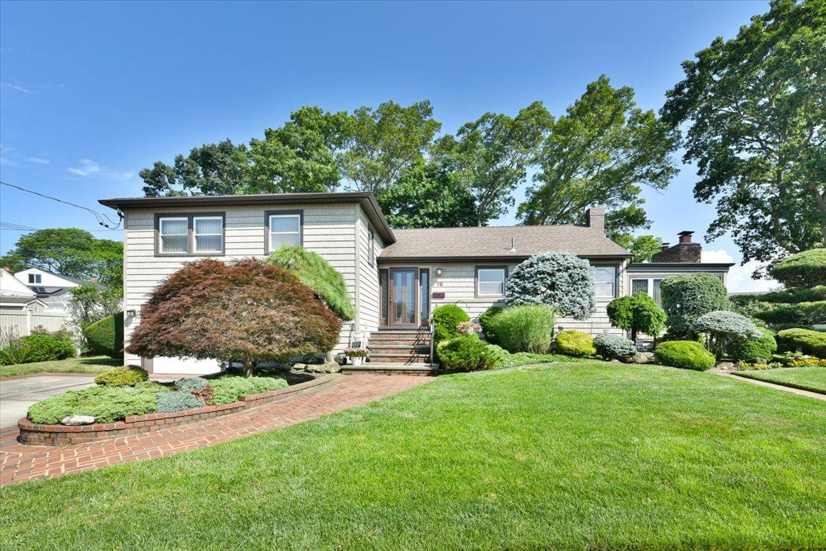 18 Robin Terrace, Massapequa Park, NY 11762