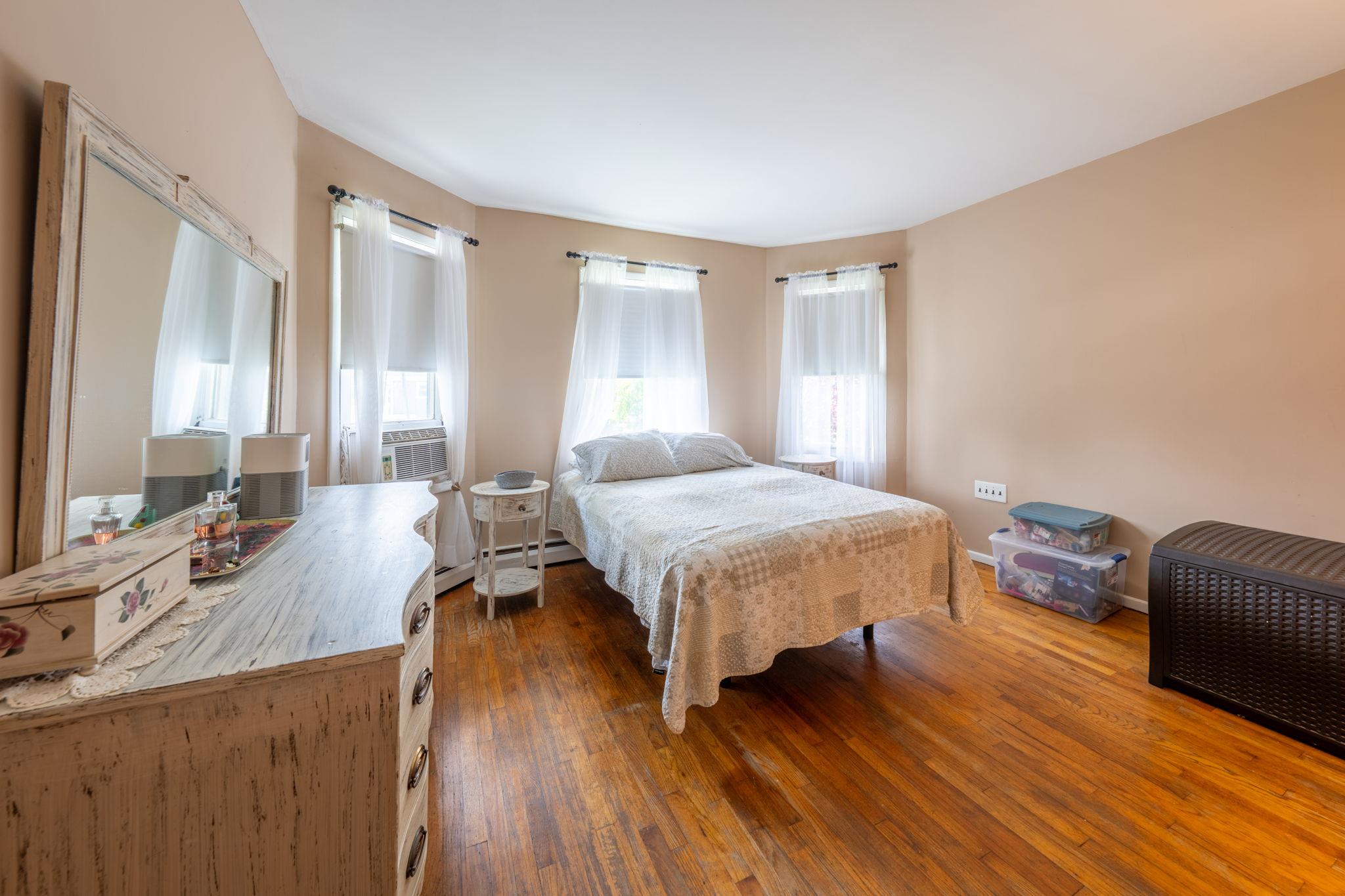 65 Earle Avenue, Lynbrook, NY 11563