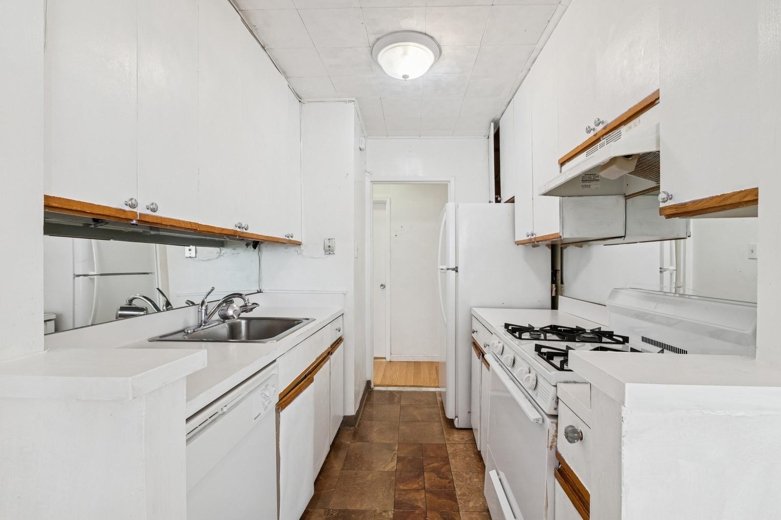 10230 66 Road # 19D, Forest Hills, NY 11375