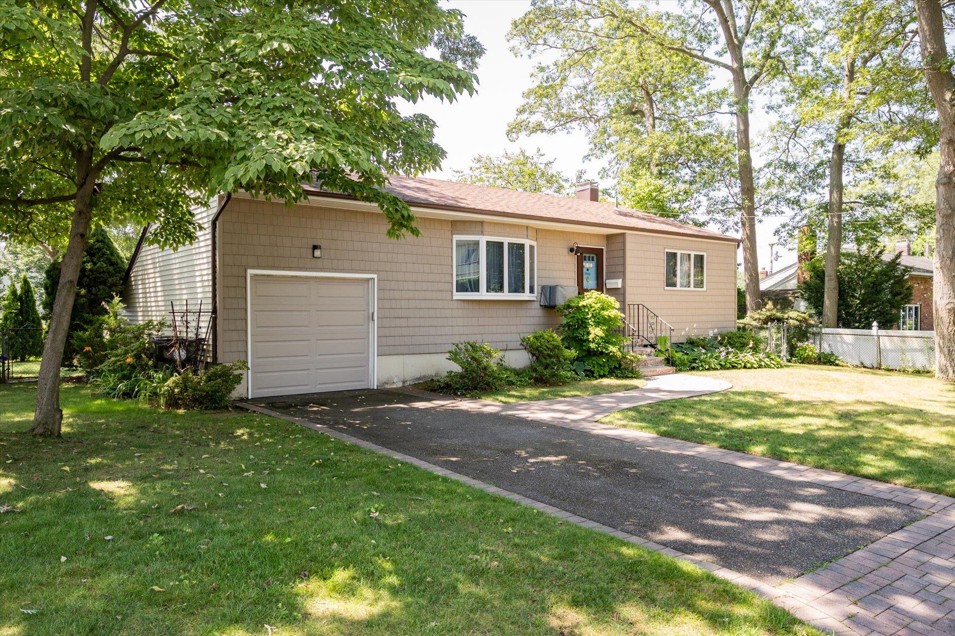 12 46th Street, Islip, NY 11751