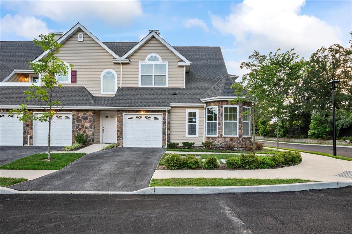 21 Steven Circle # 21, Dix Hills, NY 11746