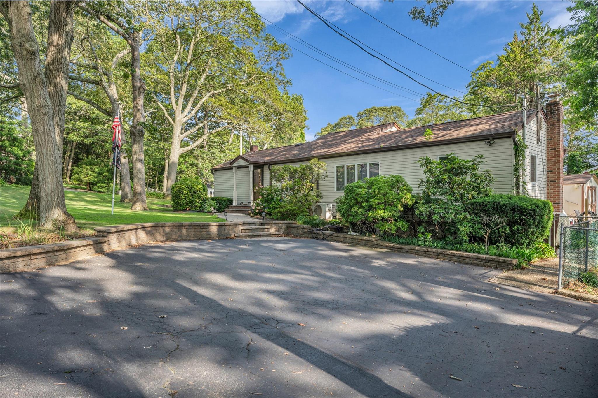 4 Highland Avenue, Farmingville, NY 11738