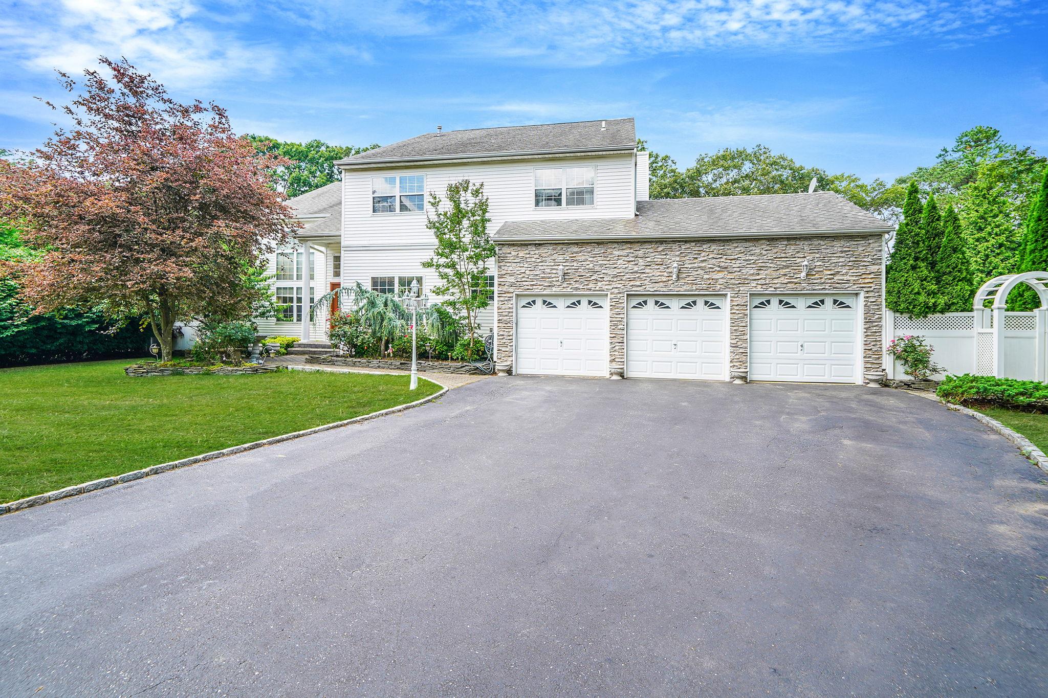 7 Sara Court, Nesconset, NY 11767