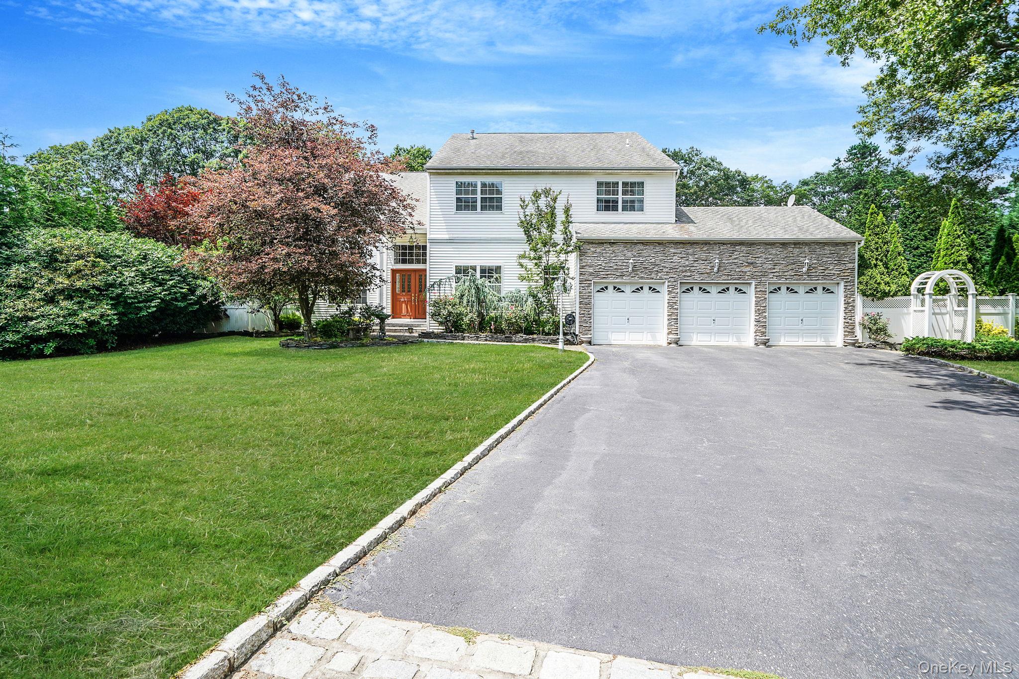 7 Sara Court, Nesconset, NY 11767