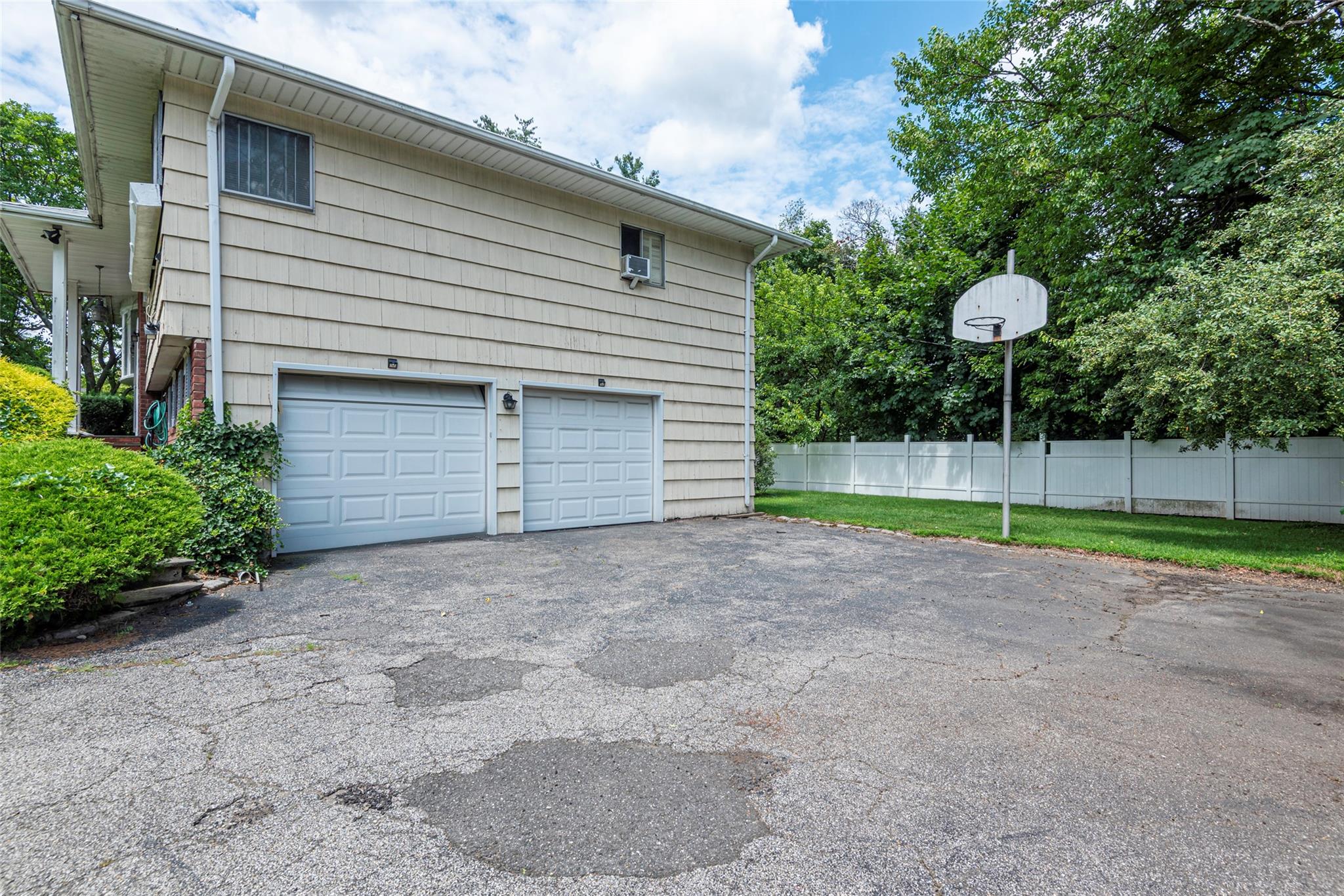 14 Jeffrey Lane, Great Neck, NY 11020