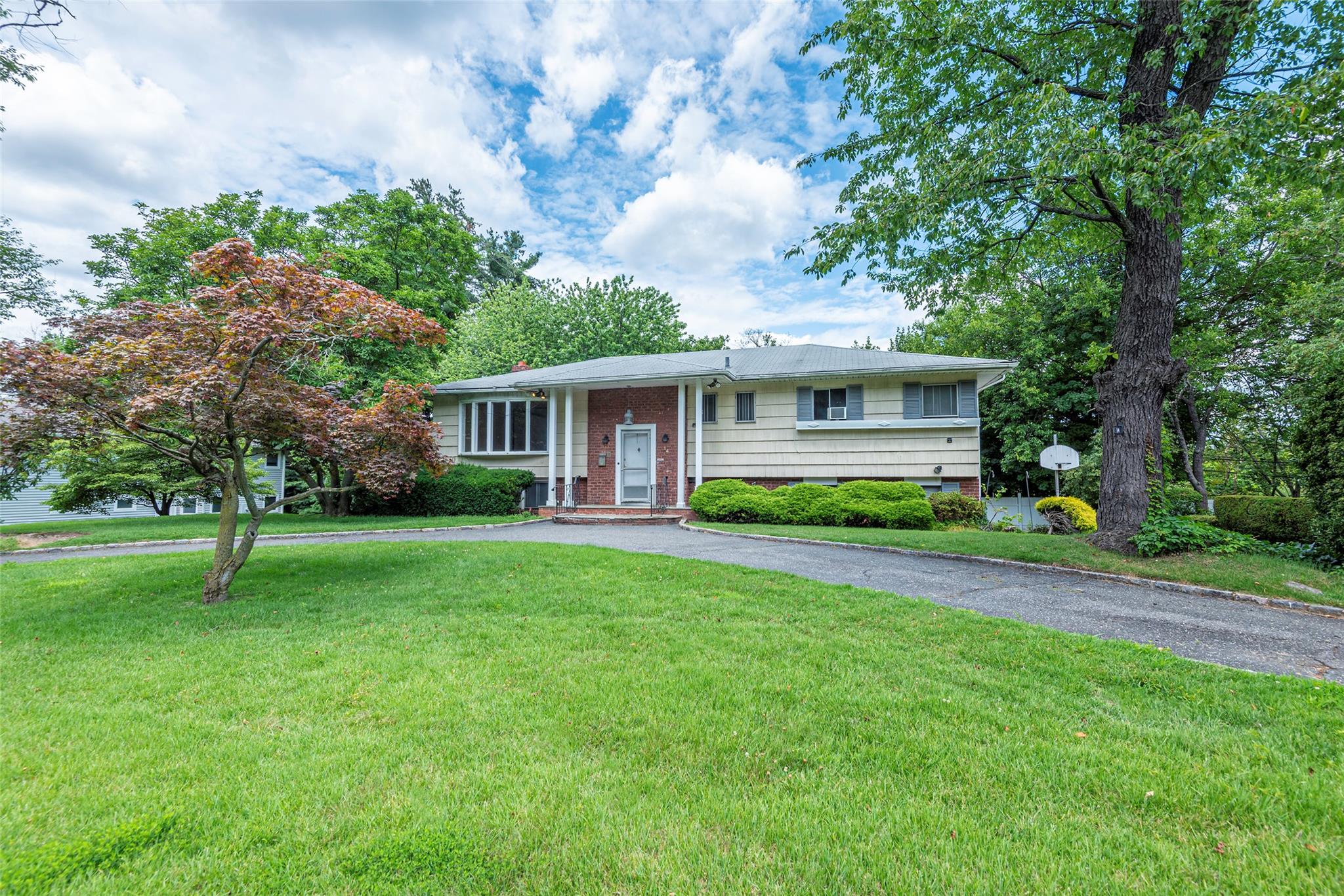 14 Jeffrey Lane, Great Neck, NY 11020