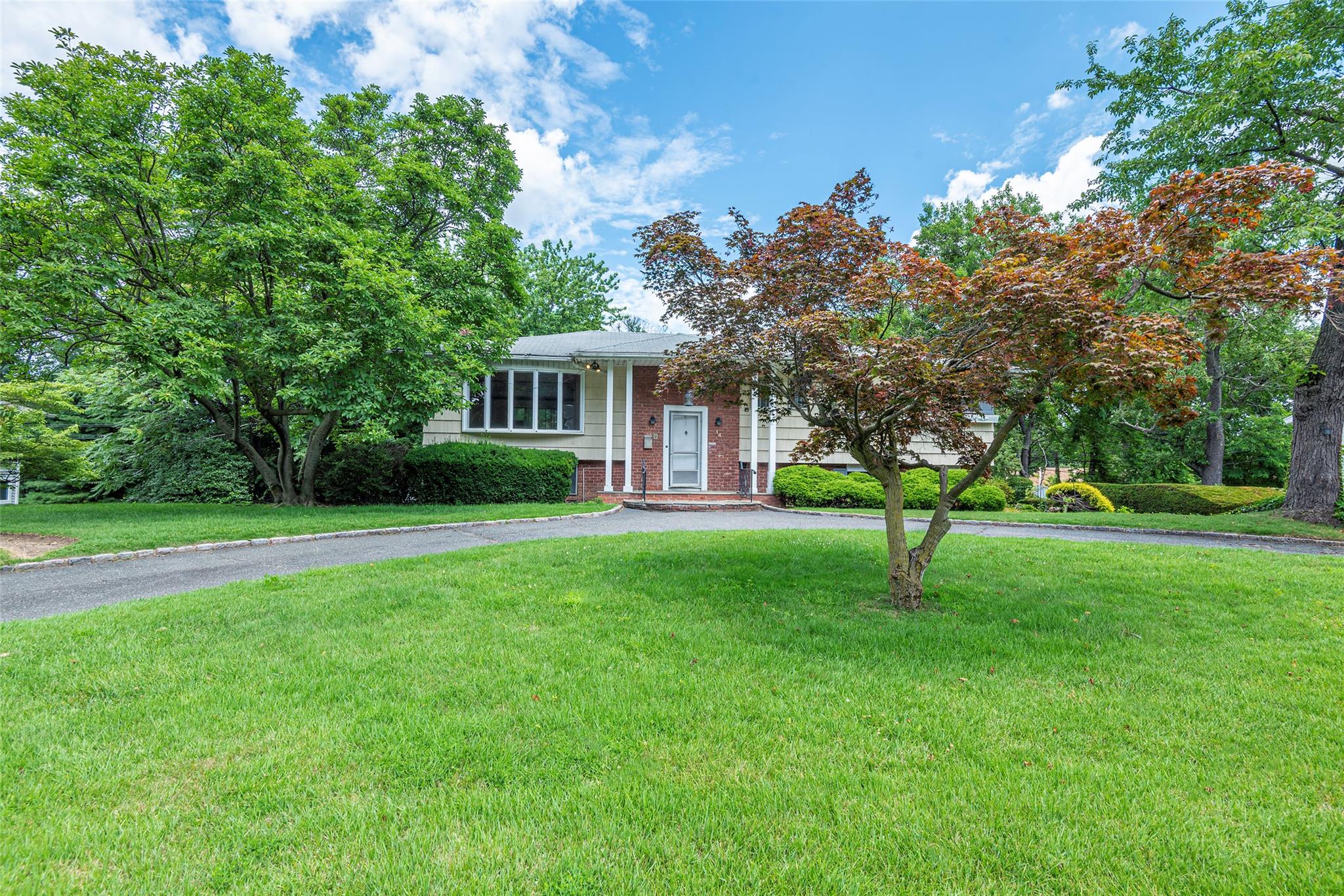 14 Jeffrey Lane, Great Neck, NY 11020