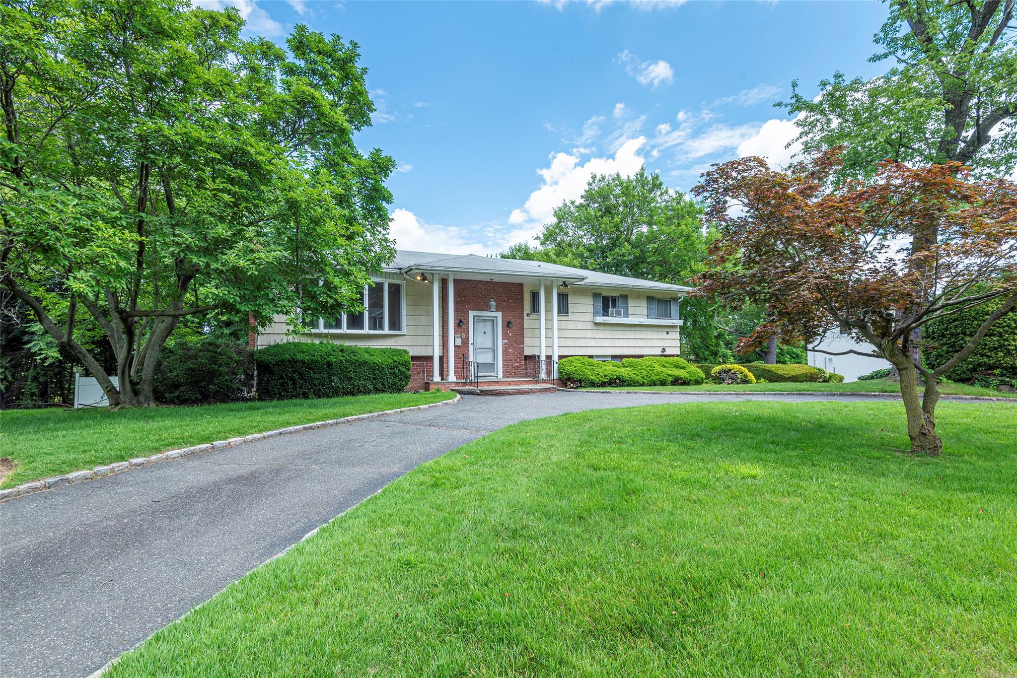 14 Jeffrey Lane, Great Neck, NY 11020