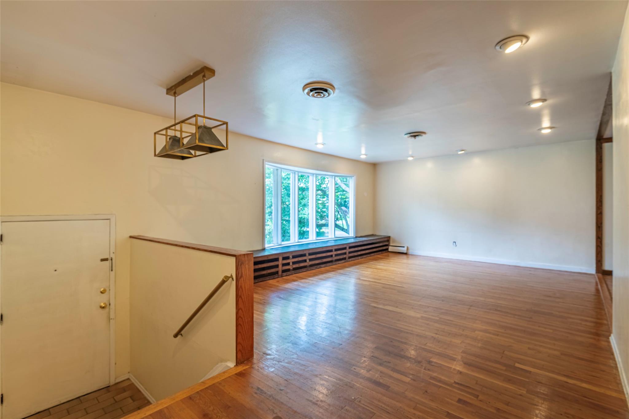 14 Jeffrey Lane, Great Neck, NY 11020