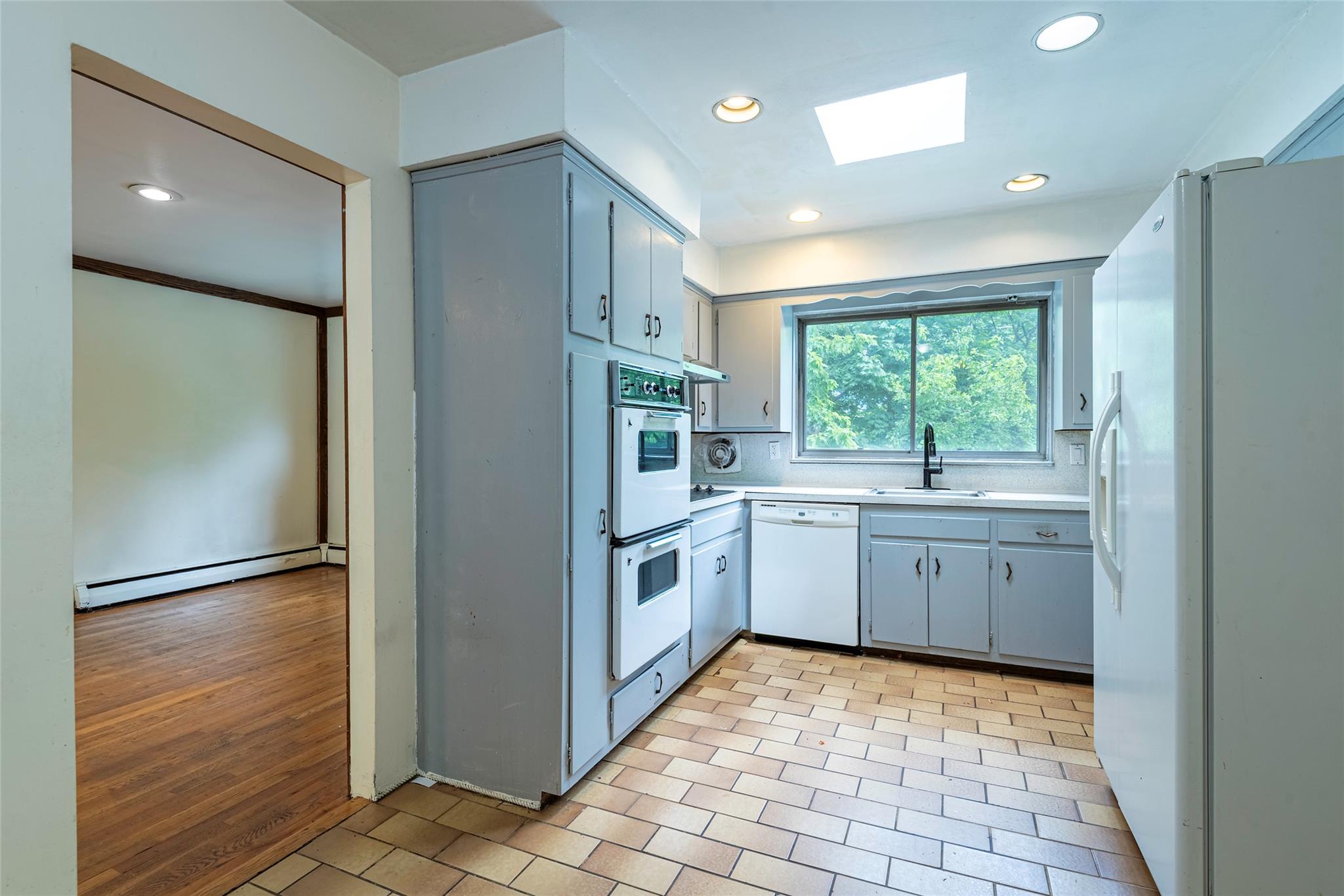 14 Jeffrey Lane, Great Neck, NY 11020