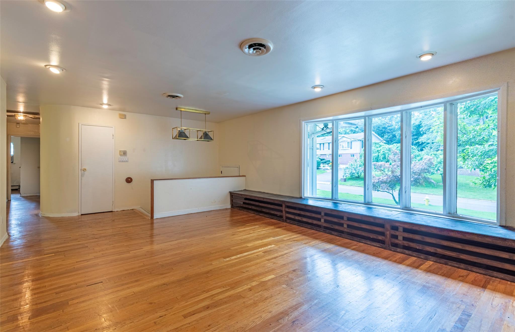 14 Jeffrey Lane, Great Neck, NY 11020