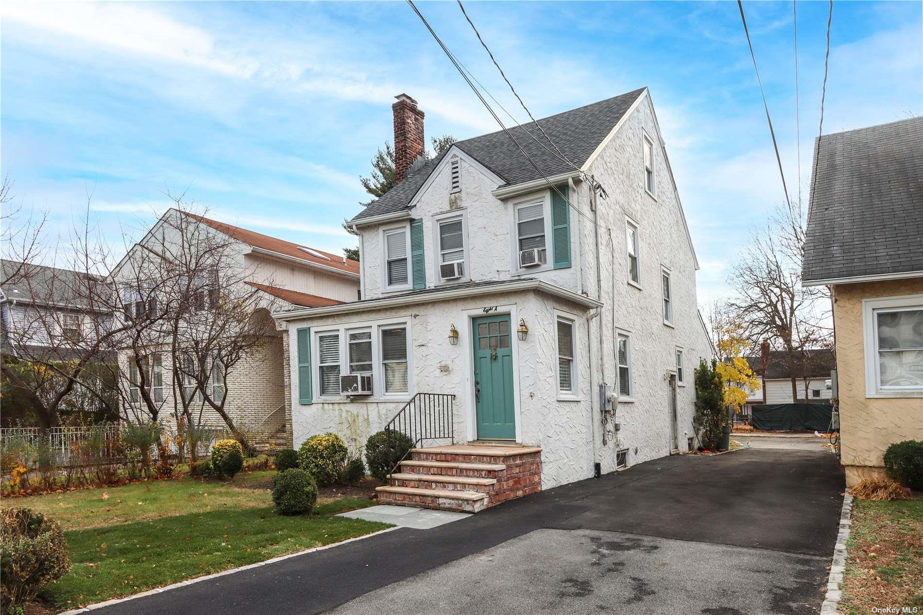 8A Franklin Pl, Great Neck, NY 11023