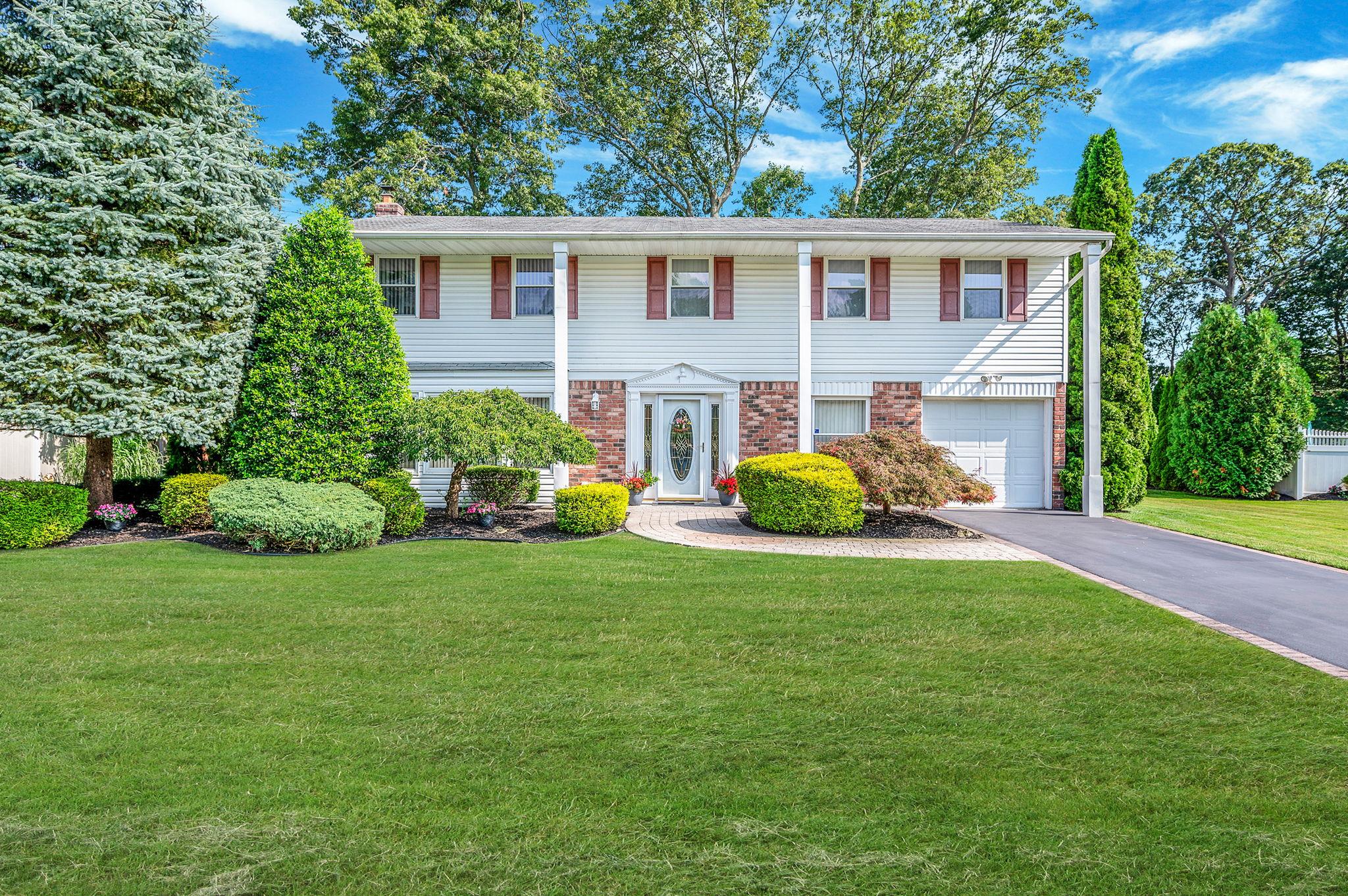 14 Milhouse Lane, Lake Grove, NY 11755