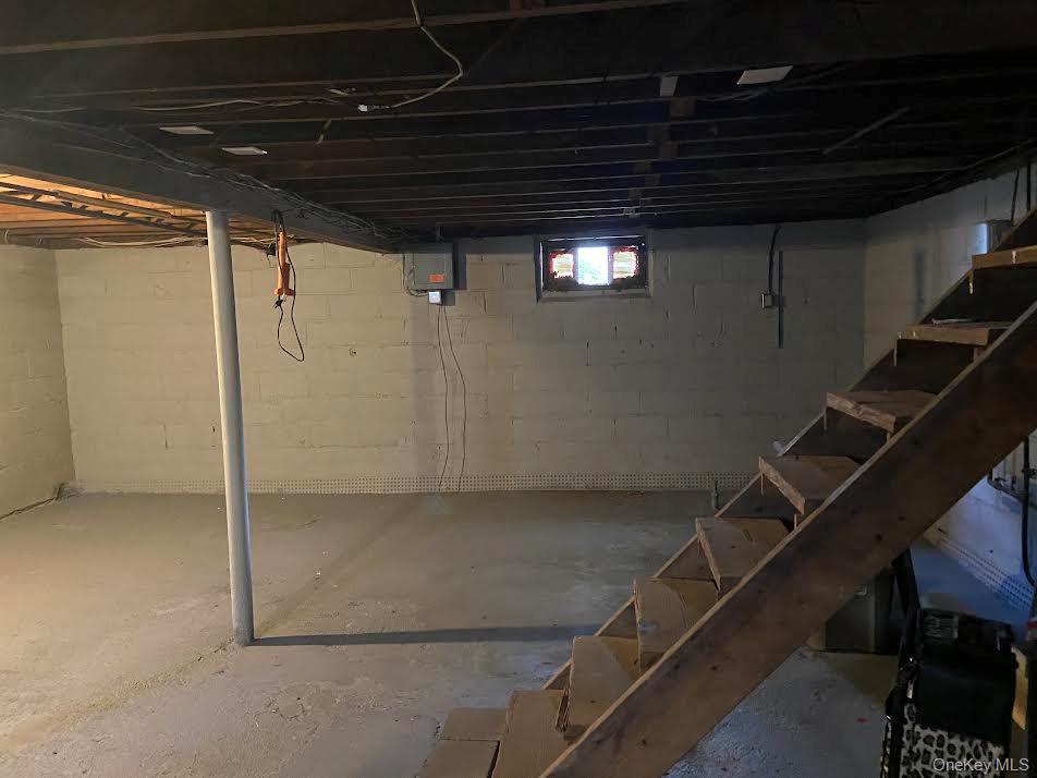 465 N Monroe Avenue, Lindenhurst, NY 11757