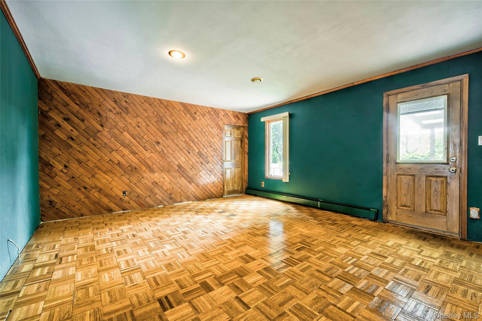 465 N Monroe Avenue, Lindenhurst, NY 11757