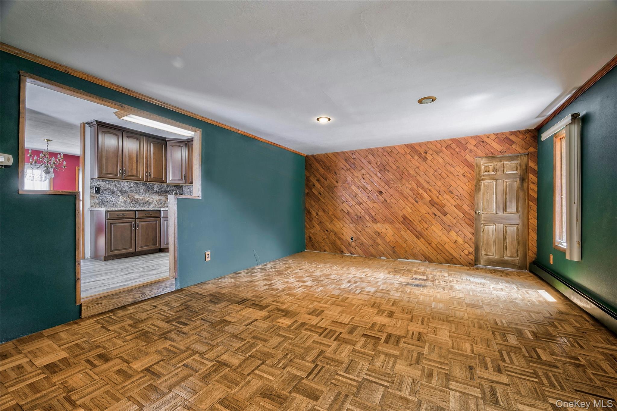 465 N Monroe Avenue, Lindenhurst, NY 11757