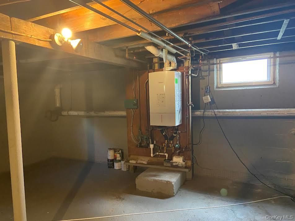 465 N Monroe Avenue, Lindenhurst, NY 11757