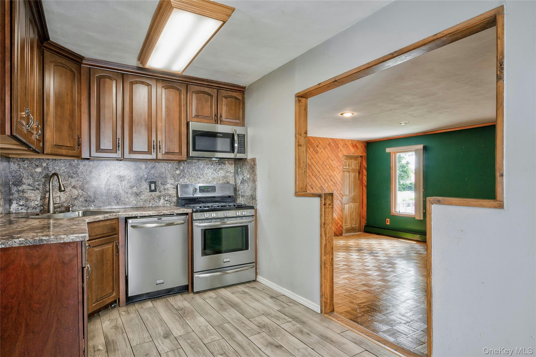 465 N Monroe Avenue, Lindenhurst, NY 11757