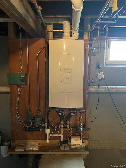 465 N Monroe Avenue, Lindenhurst, NY 11757