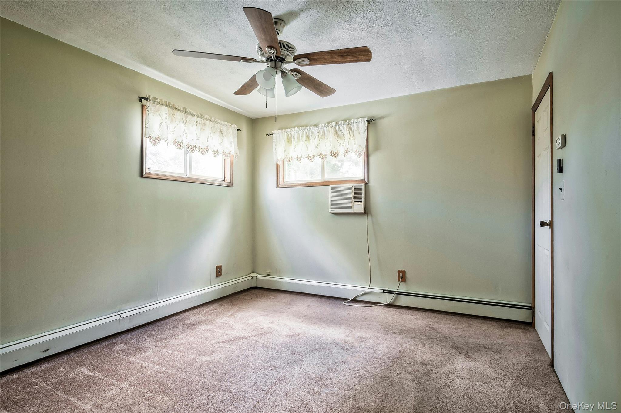 465 N Monroe Avenue, Lindenhurst, NY 11757