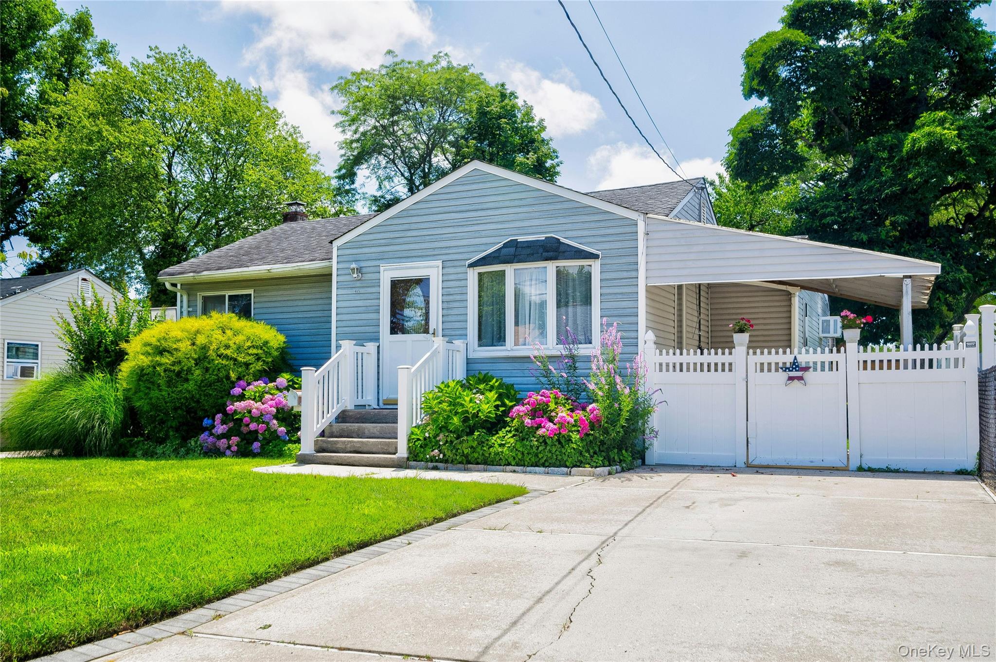 465 N Monroe Avenue, Lindenhurst, NY 11757