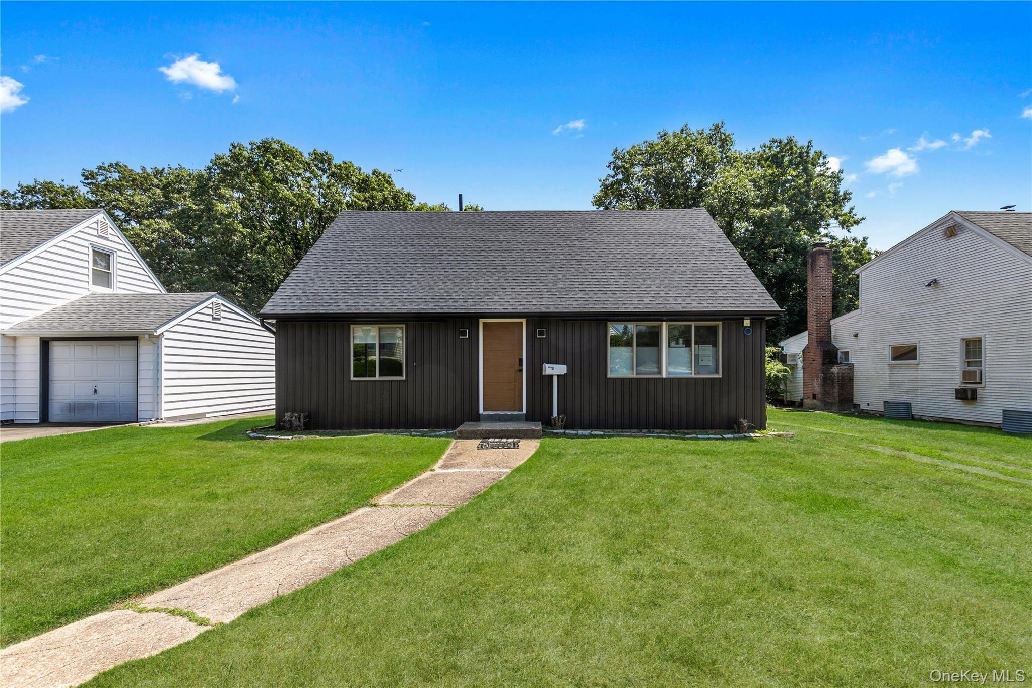 65 Oak Ridge Lane, Albertson, NY 11507