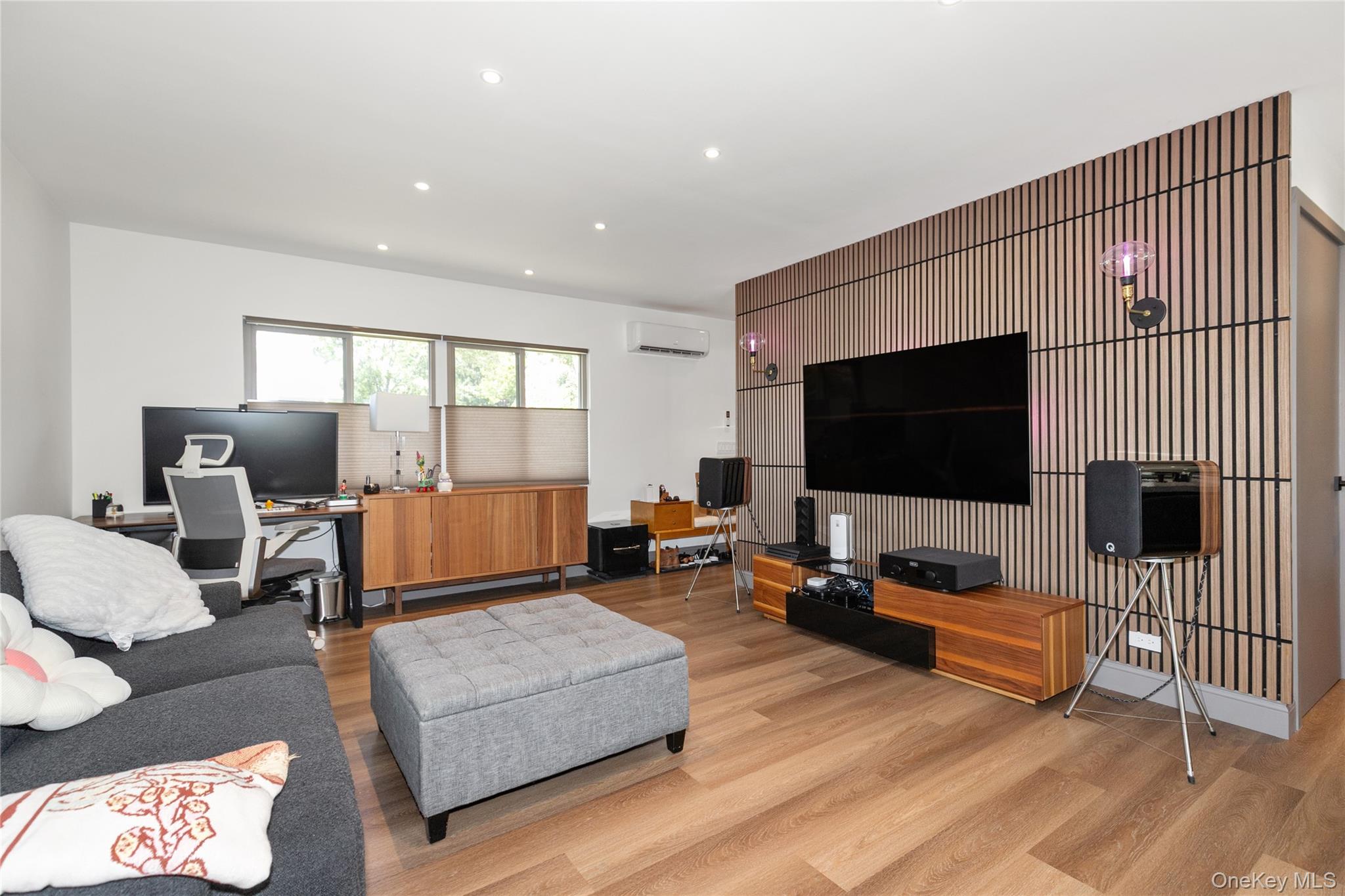 65 Oak Ridge Lane, Albertson, NY 11507