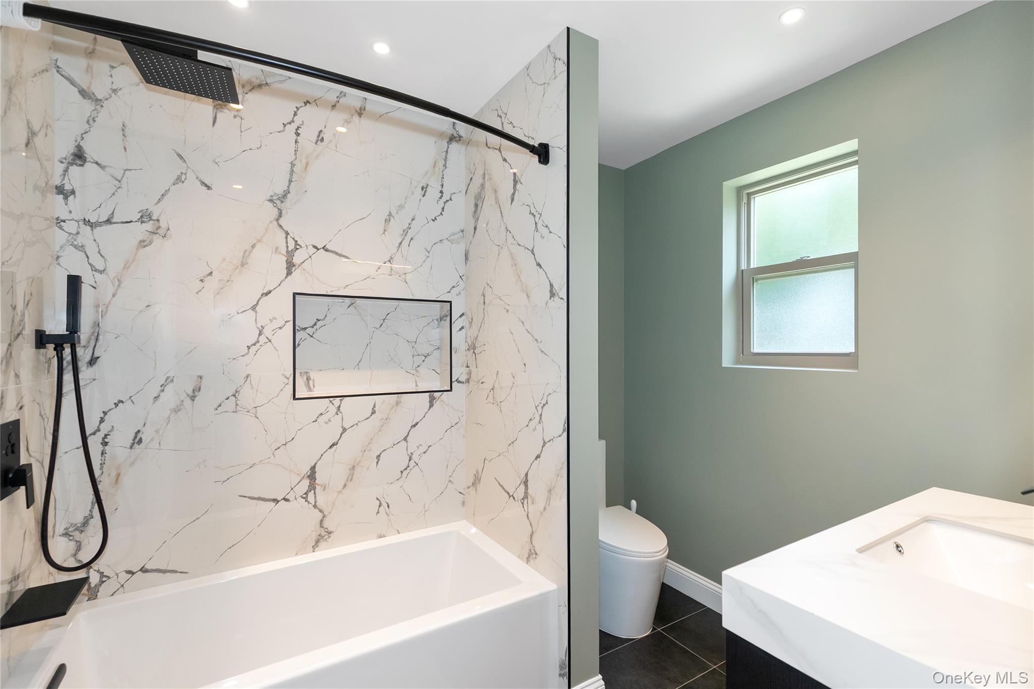 65 Oak Ridge Lane, Albertson, NY 11507