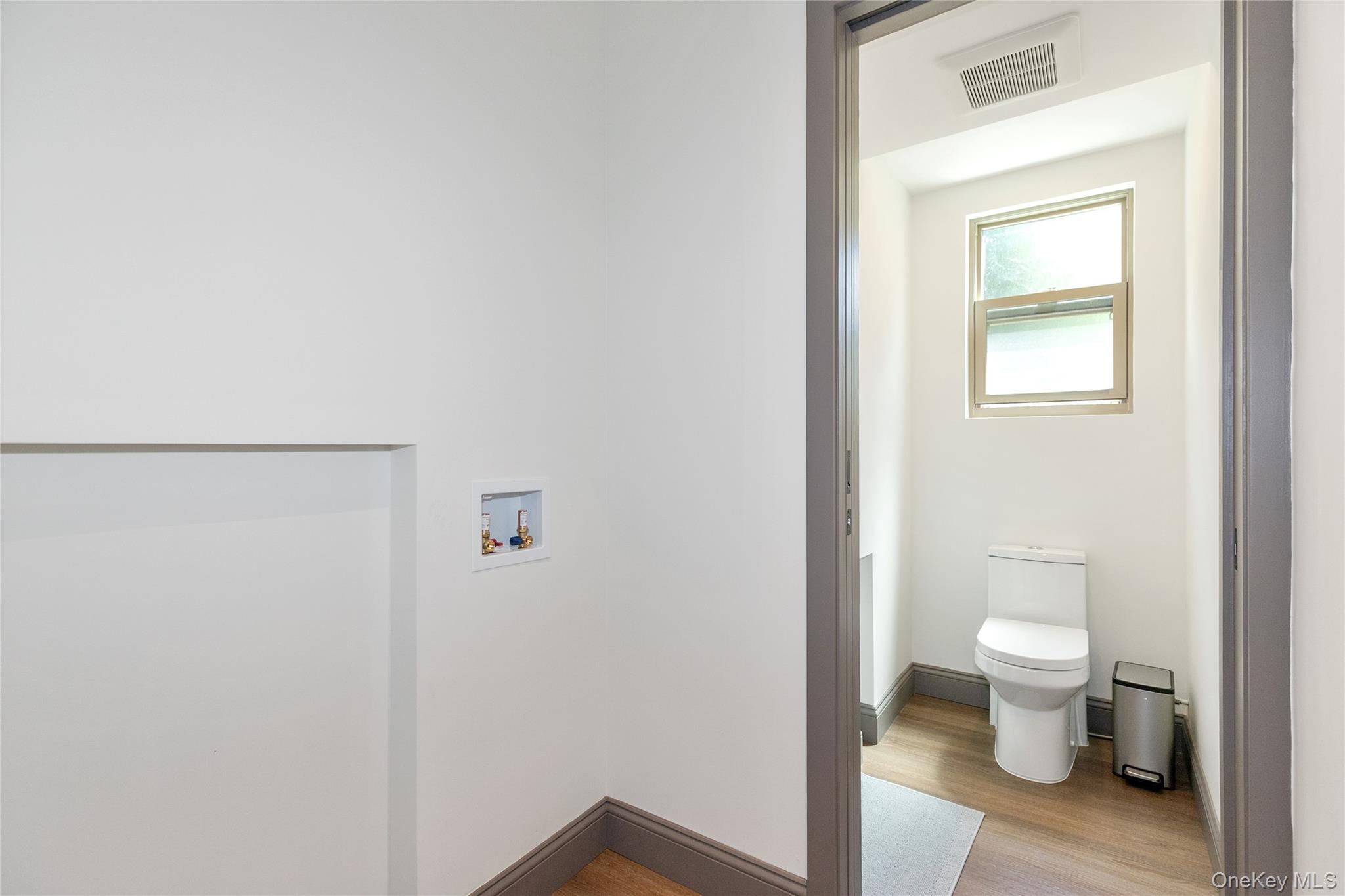 65 Oak Ridge Lane, Albertson, NY 11507