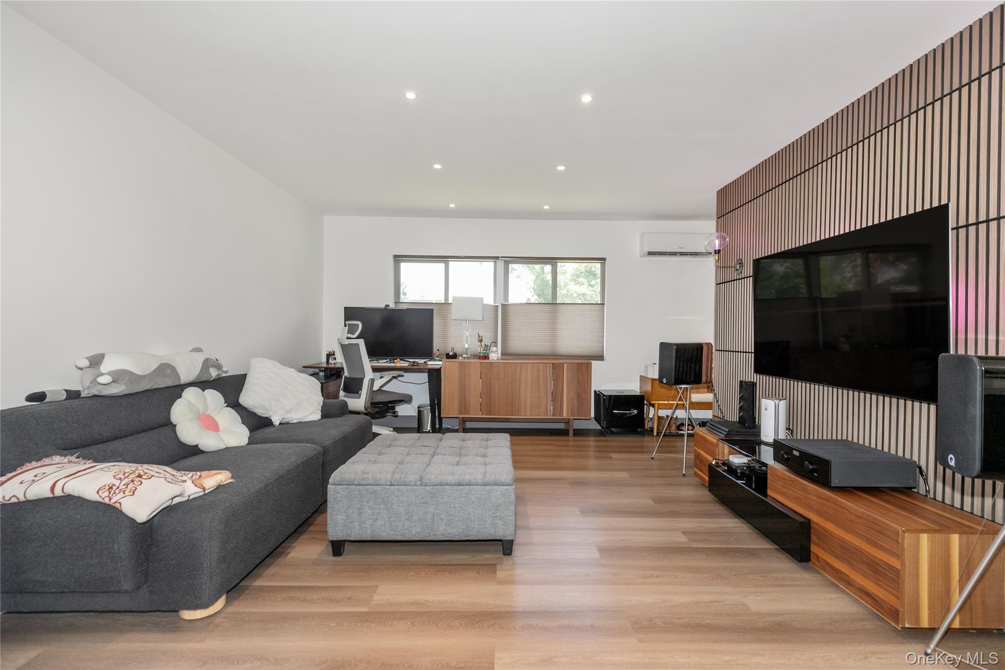 65 Oak Ridge Lane, Albertson, NY 11507