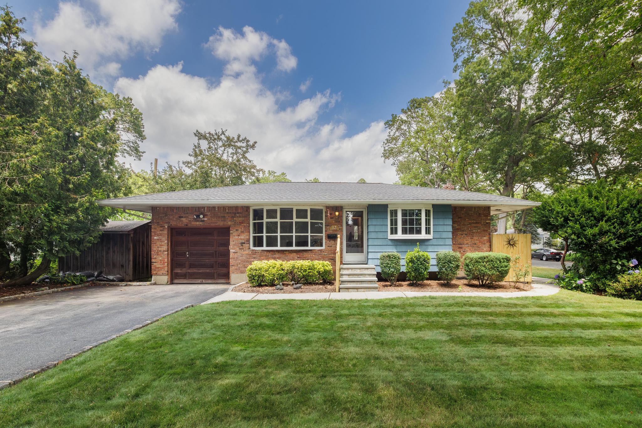 13 Pebble Lane, Huntington Station, NY 11746