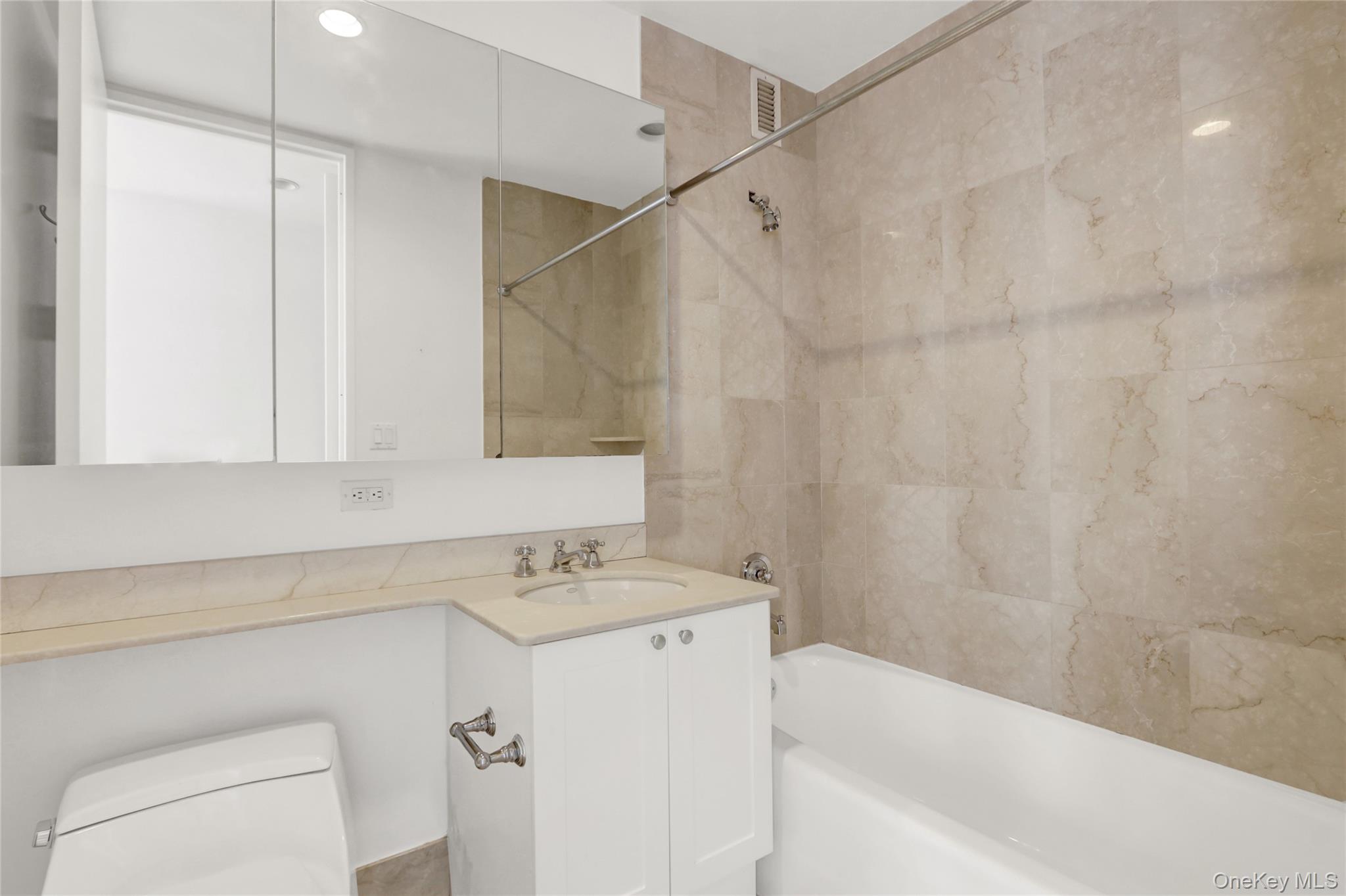 90 E End Avenue # 10B, New York (Manhattan), NY 10028