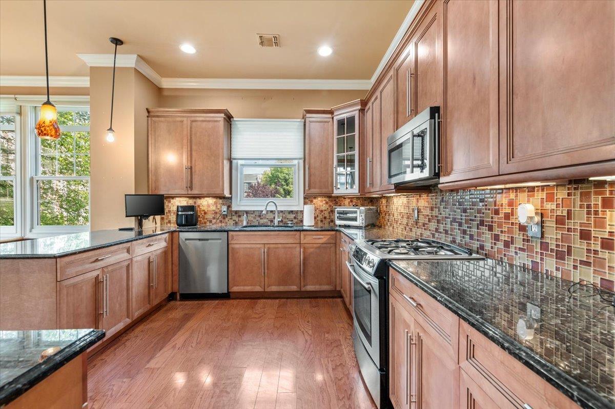 481 Pacing Way, Westbury, NY 11590