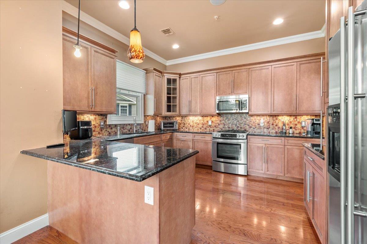 481 Pacing Way, Westbury, NY 11590