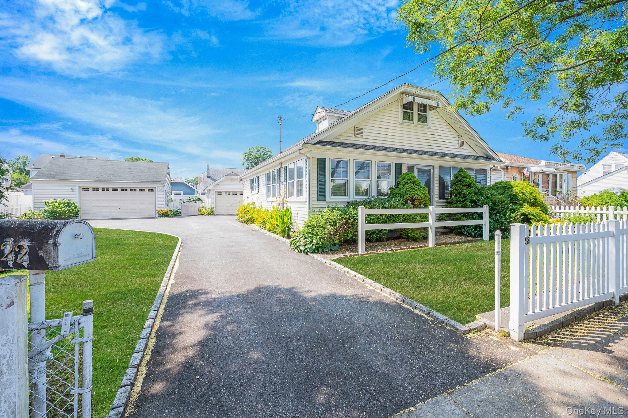 22 Oak Street, Hicksville, NY 11801