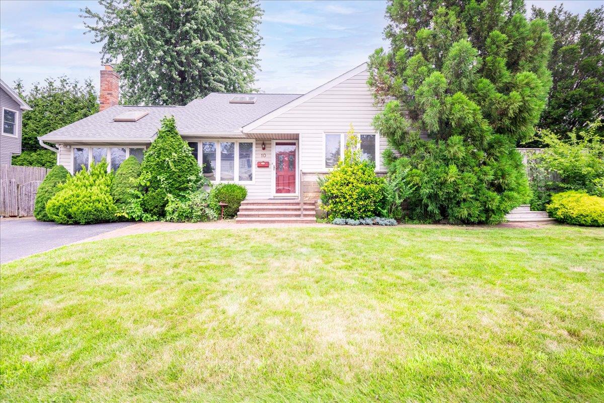 10 Seneca Drive, Massapequa, NY 11758