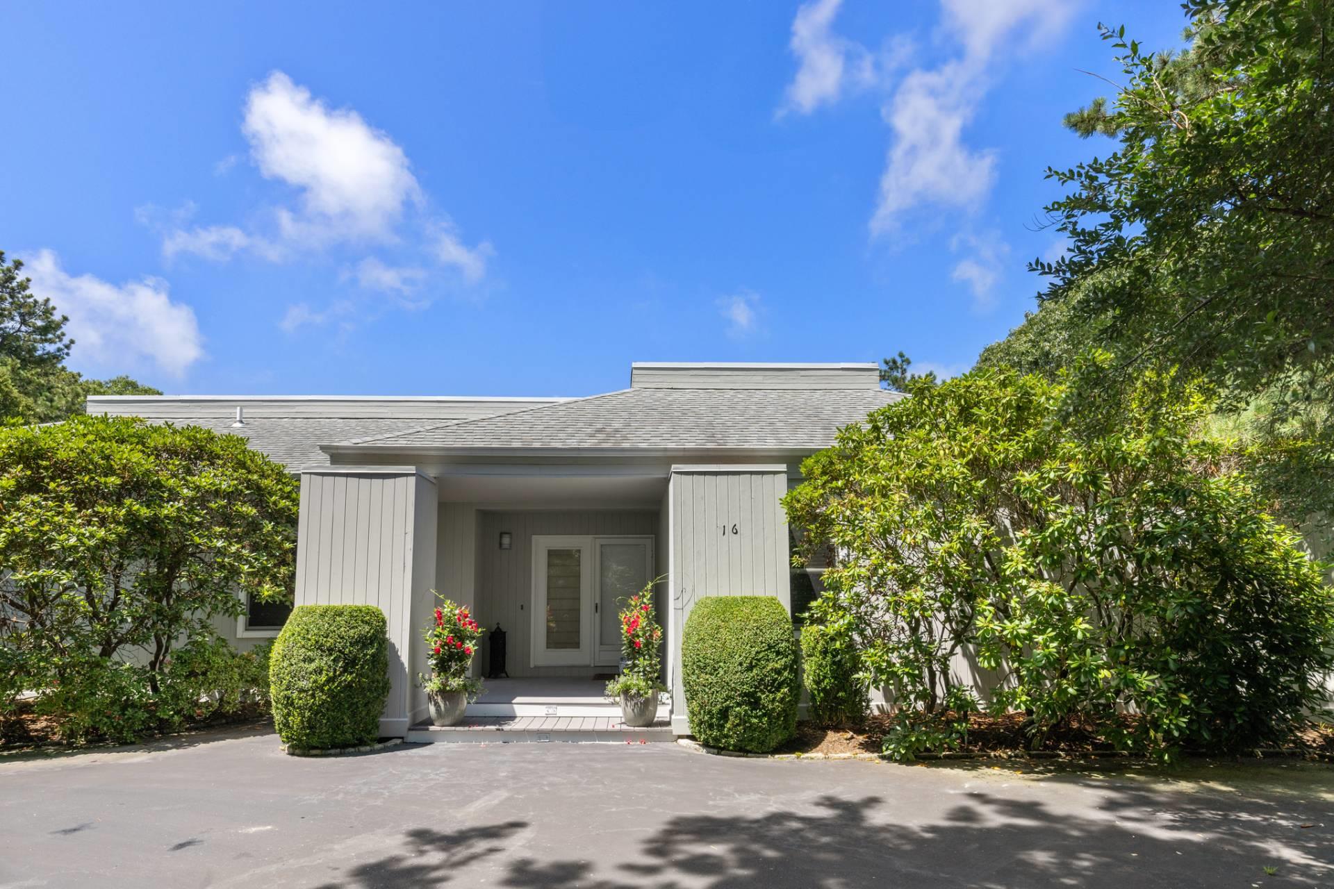 16 Peacock Path, East Quogue, NY 11942