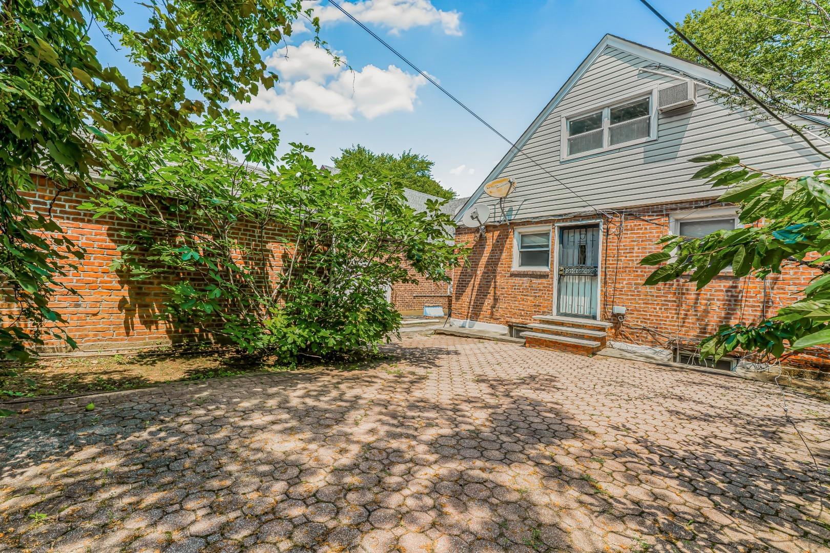 7562 177th Street, Fresh Meadows, NY 11366