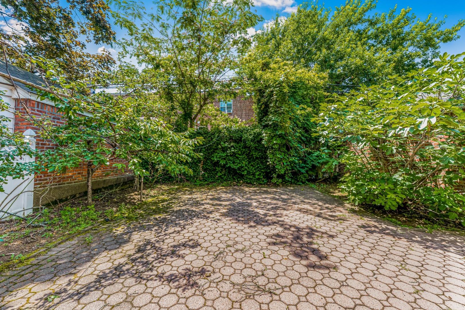 7562 177th Street, Fresh Meadows, NY 11366