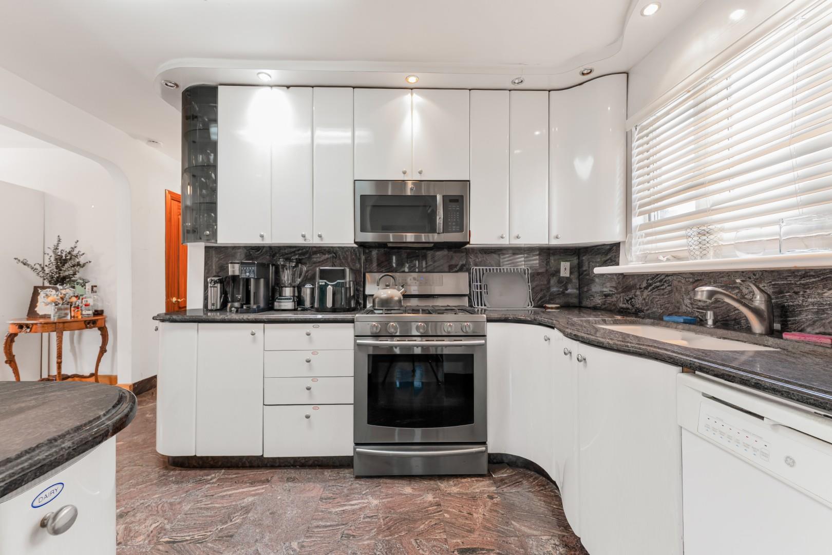 7562 177th Street, Fresh Meadows, NY 11366