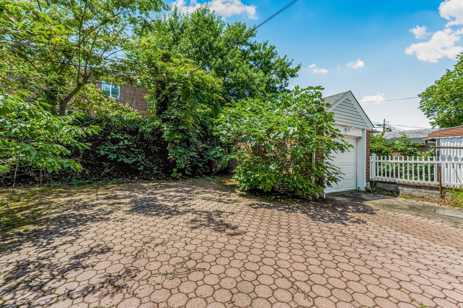 7562 177th Street, Fresh Meadows, NY 11366